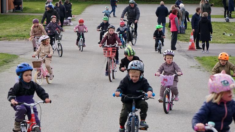 Masser af glade børn viste de havde lært at cykle.