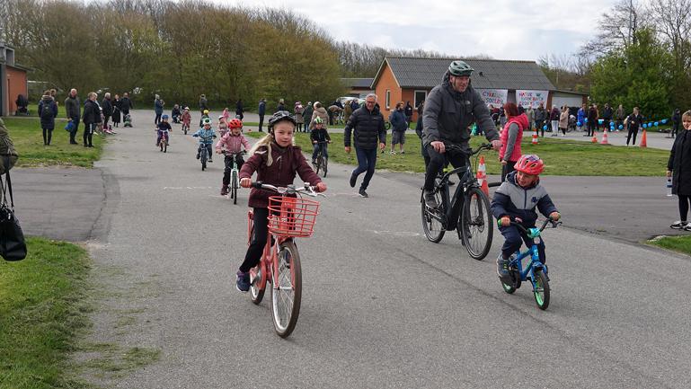 Mange var mødt frem til årets cykelsponsorløb for Naturbørnehaven Kronens Mark - i år på køreteknisk anlæg i Thisted.