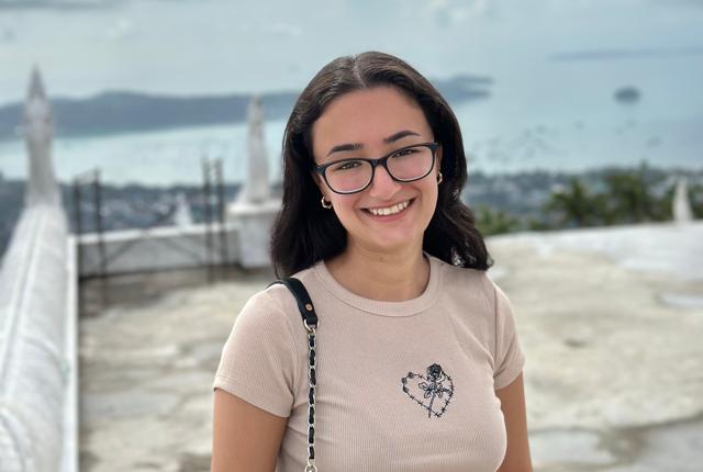 Bita Rashedi er 22 år og studerende ved Aalborg Universitet. Hun har sendt over 200 ansøgninger uden held, og undrer sig - hvorfor skal det være så svært at finde et job?