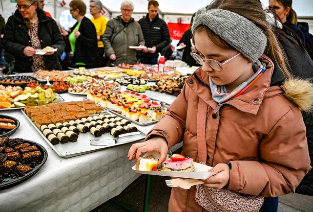 9-årige Vanesse Andersen fra Thisted prøvede sig frem for at finde de kager hun kunne lide.