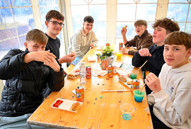 Malthe, Viktor, Bertel fra venstre forrest og Casper, Gustav og Torbjørn fra Østre Skole satte ikke så få pølsehorn med ketchup til liv.