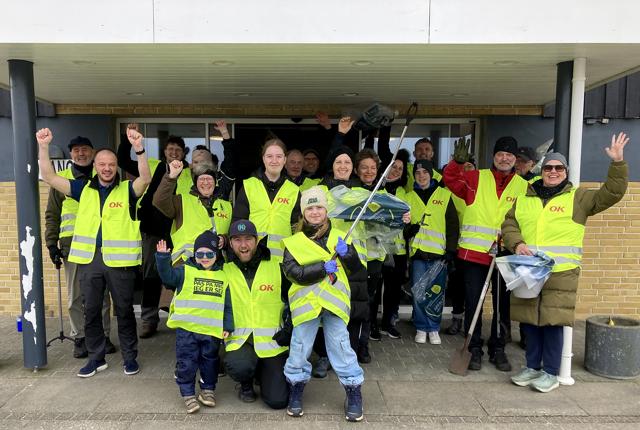 De glade frivillige fik samlet affald ind i Løkken