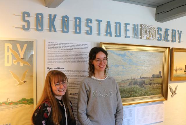 Grafiske designteknologer Silja Høgsberg og Anne Sofie Daugbjerg fik stor anerkendelse for deres bidrag til udstillingen.