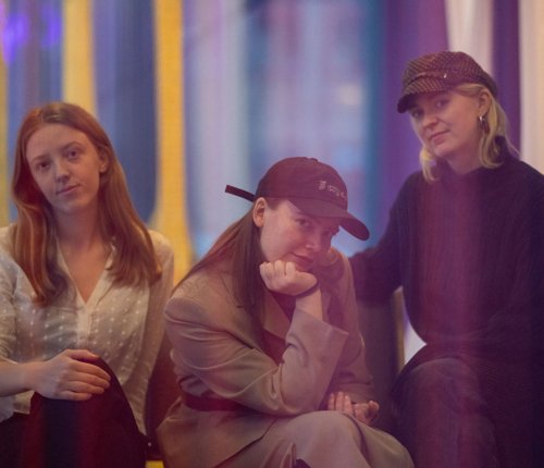 Ida Hørlyck, Nina Fjordbak Nielsen og Emma Raun udgør kuratorgruppen Kaellingstenen.