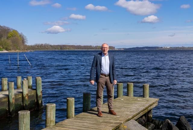 Borgmester Mogens Jespersen glæder sig over, at Stinesminde snart får en badebro til glæde for de mange, der hvert år besøger det smukke fiskerleje ved Mariager Fjord.