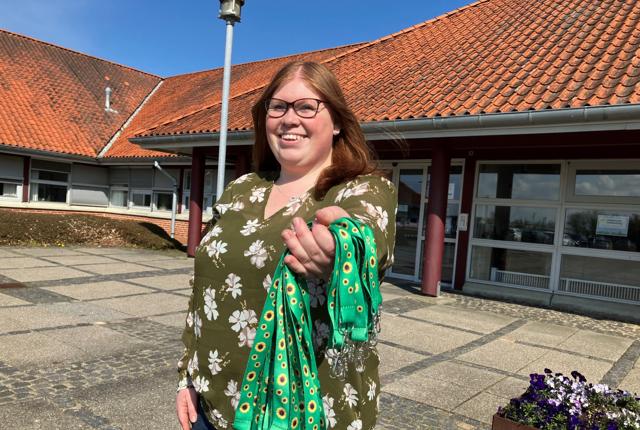 Kig ind, hvis du har brug for en solsikkesnor. I Borgerservice Aabybro står Charlotte Nielsen klar til at udlevere.
