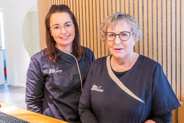 Pernille Vinther Poulsen (t.v.) og Mona Christensen har i 17 år arbejdet sammen i Klinik BeNice. De er desuden mor og datter.
