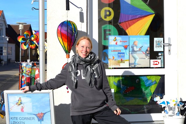 Nina Göckens foran sin Kite Corner Løkken-butik