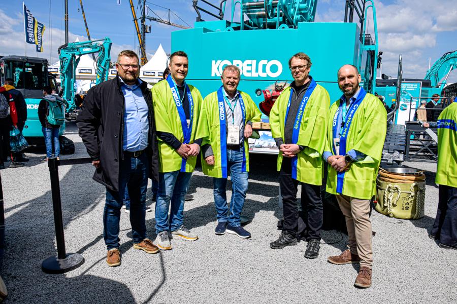 Crane Norway hade en hel delegation på plats: Lars Skakk, som arbetar på ett systerföretag i Danmark, Trond Ström, vd på Crane Norway i Oslo, Trond Helge Skretting, Magnus Gulstad vd i Trondheim samt ingenjören Erik Andersen. Crane Norway hade en hel delegation på plats: Lars Skakk, som arbetar på ett systerföretag i Danmark, Trond Ström, vd på Crane Norway i Oslo, Trond Helge Skretting, Magnus Gulstad vd i Trondheim samt ingenjören Erik Andersen.