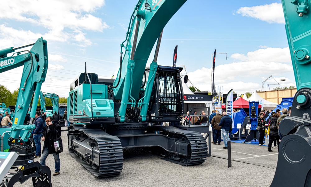 Bandgrävaren SK520LC är även den uppgraderad, med ny motor och utökad lyftkapacitet. Bandgrävaren SK520LC är även den uppgraderad, med ny motor och utökad lyftkapacitet.