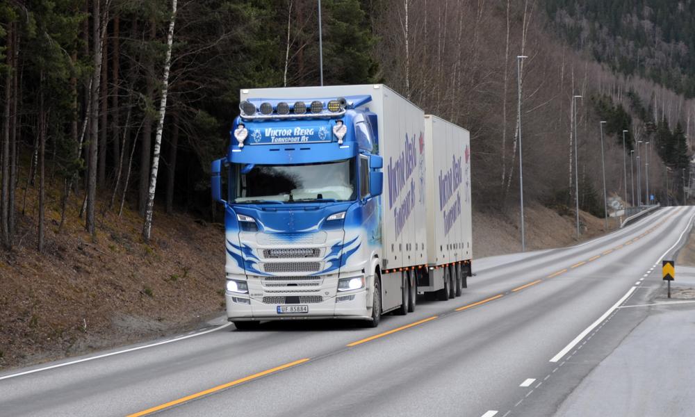 Det kan bli lenge til Arnfinn Berg er å se på veien igjen i denne lastebilen til Viktor Berg Transport. Det kan bli lenge til Arnfinn Berg er å se på veien igjen i denne lastebilen til Viktor Berg Transport.