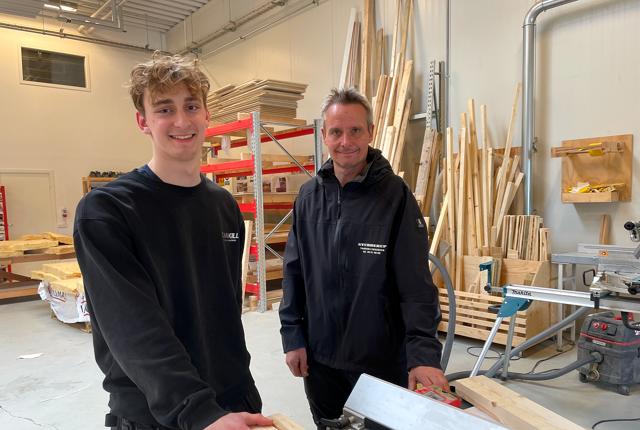 Tue Hvelplund Overgaard og Anders Rask Sørensen er begge meget glade for, at det nu er muligt at gennemføre hele tømreruddannelsen i Hobro.