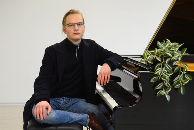 Osvald Jacobsen, et ungt klavertalent fra Hobro, har netop vundet bronze ved en stor international klaverkonkurrence.
