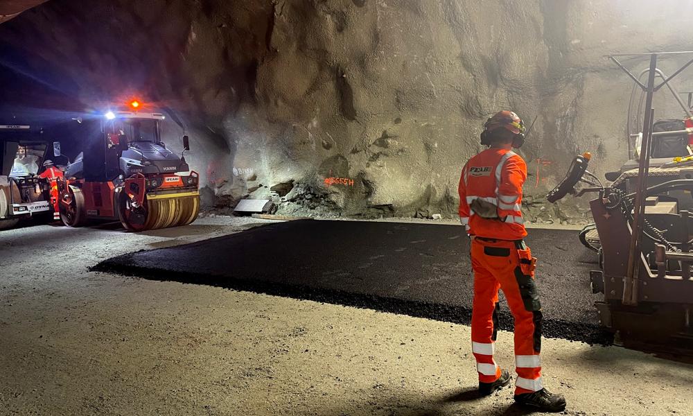 Milliardprosjektene: På Rogfast, er de godt i gang med asfalteringen i Kvitsøy-tunnelen. Milliardprosjektene: På Rogfast, er de godt i gang med asfalteringen i Kvitsøy-tunnelen.