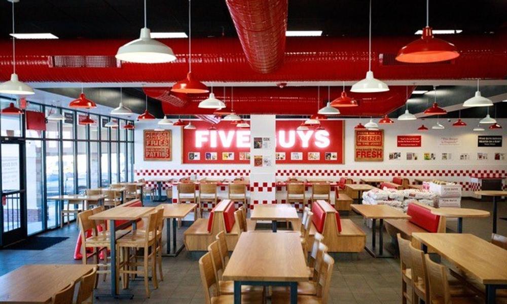 Five Guys American Diner-koncept skiljer sig från andra burgarkedjors. Five Guys American Diner-koncept skiljer sig från andra burgarkedjors.