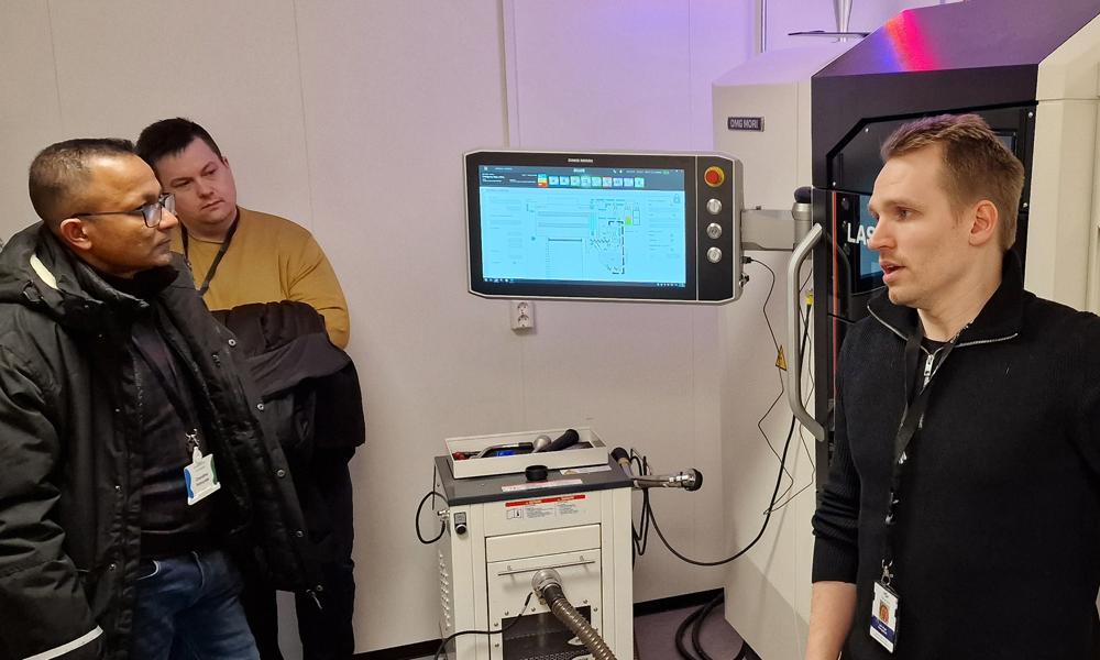 Daglig leder Jan-Inge G. Kongsbak hos AM North AS tok imot konferansedeltakere i sine lokaler på Polarbase i Hammerfest. Daglig leder Jan-Inge G. Kongsbak hos AM North AS tok imot konferansedeltakere i sine lokaler på Polarbase i Hammerfest.