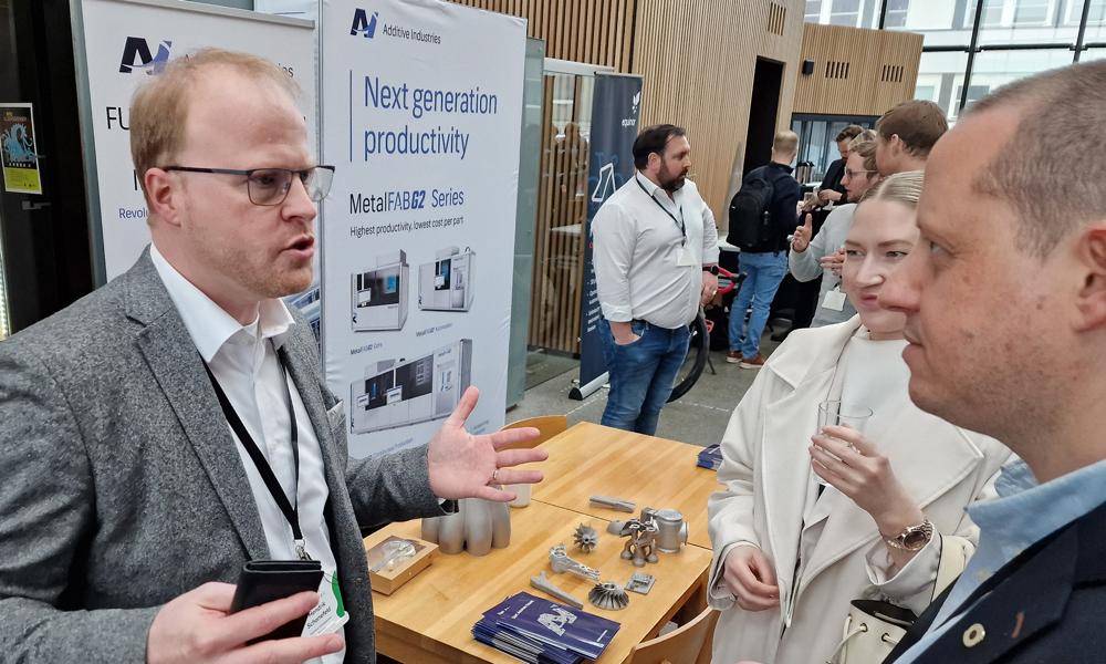 På minimessen diskuterte Hendrik Schonefeld fra Additive Industries AM-løsninger med Pål Svanes fra Stamas Solutions AS.  På minimessen diskuterte Hendrik Schonefeld fra Additive Industries AM-løsninger med Pål Svanes fra Stamas Solutions AS.