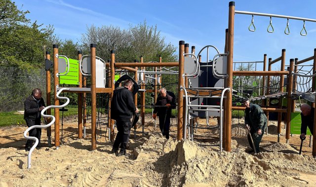 Frivillige i Sundby Mors brugte fridagen den 1. maj til at færdiggøre byens nye legeplads på idrætspladsen.