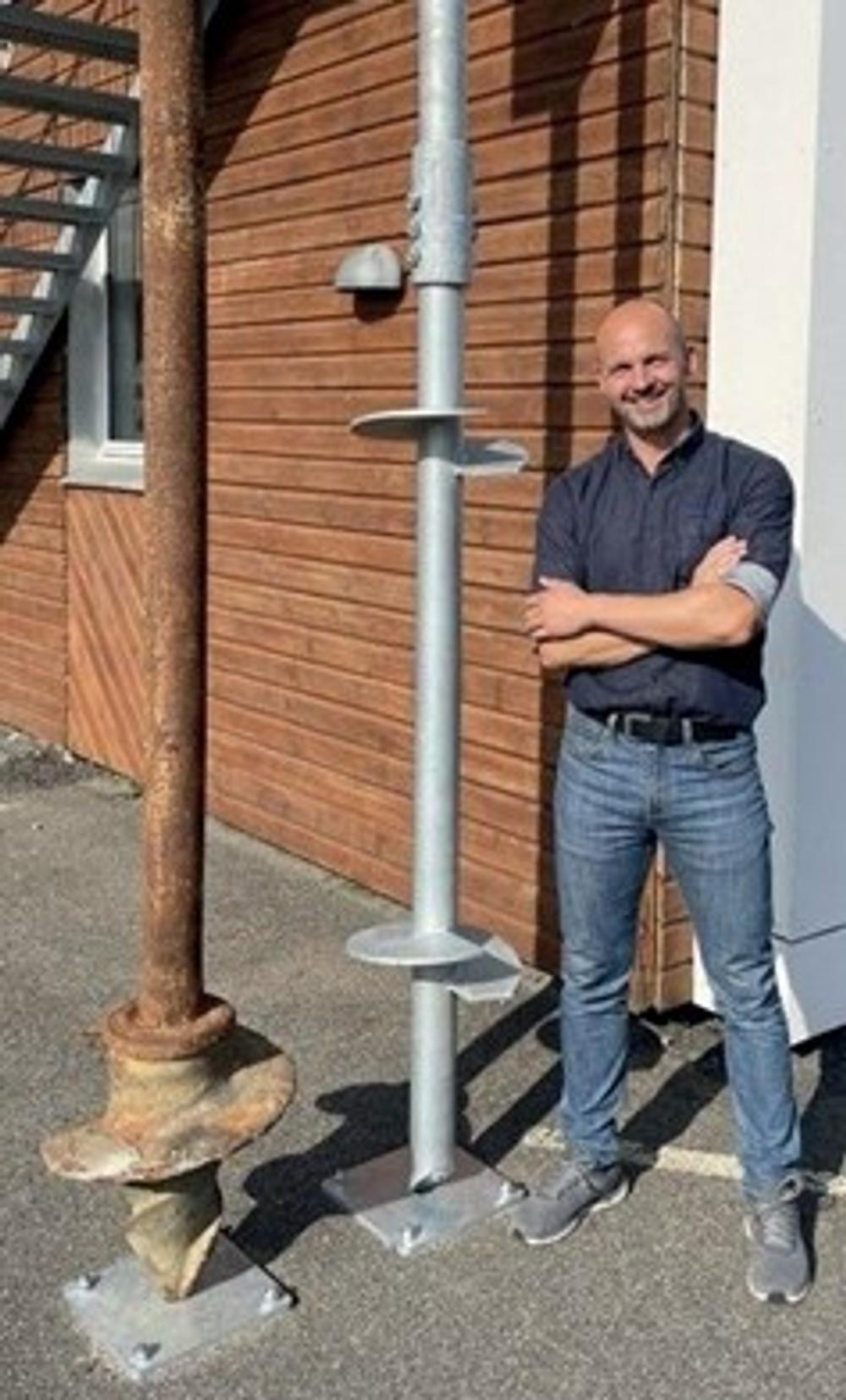 Direktør og ejer af Uretek, Lars Erik Nielsen, fremviser et stykke ægte konstruktionsteknologisk historie, som er udstillet på virksomhedens adresse. Skruepælen til venstre har været benyttet til det gamle fæstningsværk i København og har i den forbindelse båret en bro. Pælen blev installeret i 1890 ved hjælp af heste, som har drejet den i jorden. Direktør og ejer af Uretek, Lars Erik Nielsen, fremviser et stykke ægte konstruktionsteknologisk historie, som er udstillet på virksomhedens adresse. Skruepælen til venstre har været benyttet til det gamle fæstningsværk i København og har i den forbindelse båret en bro. Pælen blev installeret i 1890 ved hjælp af heste, som har drejet den i jorden.