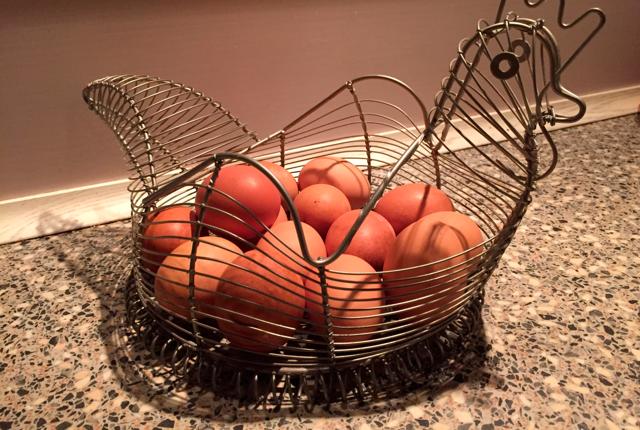 Selvom det ser hyggeligt ud, er det bedst at putte dine æg i køleskabet, grundet holdbarhed og fødevaresikkerhed.