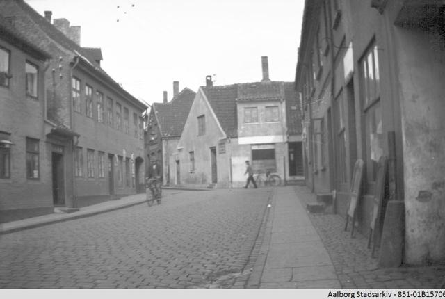 Når Aalborg Stadsarkiv skal beskrive det historiske materiale, så kan det godt være lidt af et detektivarbejde at finde ud af, hvad billederne forestiller og hvor de er taget.