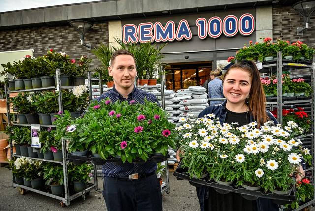Christian Dahlgaard Gregersen og Lina Sejersen glæder sig sammen med Remas personale til plantedag 9. maj.