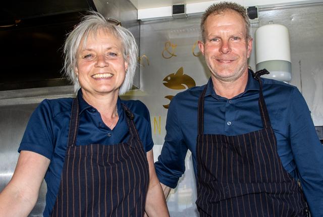 Hanstholm Fish & Chips har åbnet sæsonen i Slettestrand. Til venstre Solveig Karlsen, der skal stå for driften, sammen med Søren Villadsen, der har i alt fem foodtrucks i firmaet.