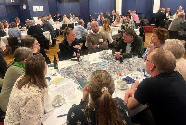 Der blev diskuteret ivrigt ved bordene, da 115 deltagere satte hinanden stævne ved et stort fællesmøde om Hjørrings bymidte.