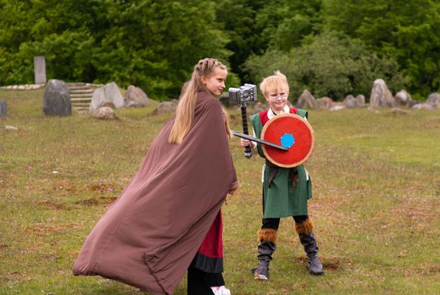  Et hold af frivillige, makeup-artister og fotografer klar til at tage imod tre børn og deres familier, som skal være krigere for en dag på Vikingemuseet Lindholm Høje.