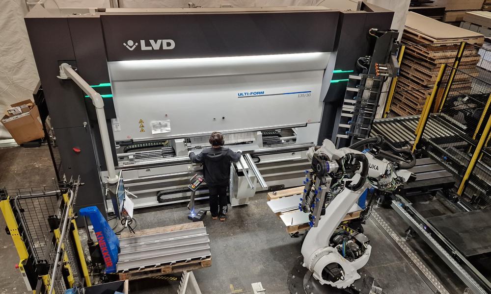 LVD Ulti-Form celle: Den nye knekkecellen består av LVD Ulti-Form 135/30 kantpresse med Kuka robot. LVD Ulti-Form celle: Den nye knekkecellen består av LVD Ulti-Form 135/30 kantpresse med Kuka robot.