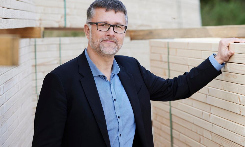 - Vi er glade for at kunne fortælle, at Nordic Wood Industries kommer til at drive Scandi Byg videre som en del af koncernen, udtaler Thomas Raunsbæk, Nordic Wood Industries. - Vi er glade for at kunne fortælle, at Nordic Wood Industries kommer til at drive Scandi Byg videre som en del af koncernen, udtaler Thomas Raunsbæk, Nordic Wood Industries.