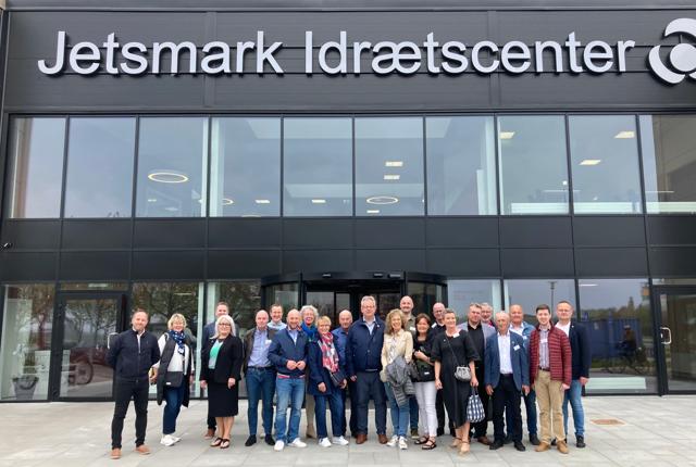 Hele delegationen foran Jetsmark Idrætscenter, hvor marketingschef, Anette Christiansen og nytiltrådt direktør, Kenn Fonager, viste rundt.