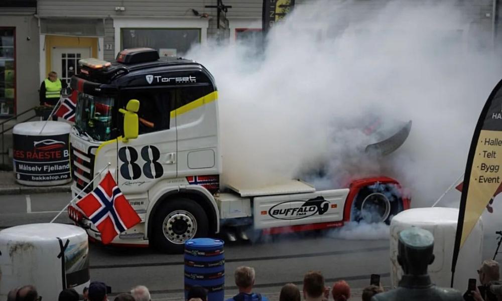 Torbjørn Tørset er den eneste i Norge med drifter-lastebil og det har ikke vært drifta med lastebil på Otta tidligere. Torbjørn Tørset er den eneste i Norge med drifter-lastebil og det har ikke vært drifta med lastebil på Otta tidligere.