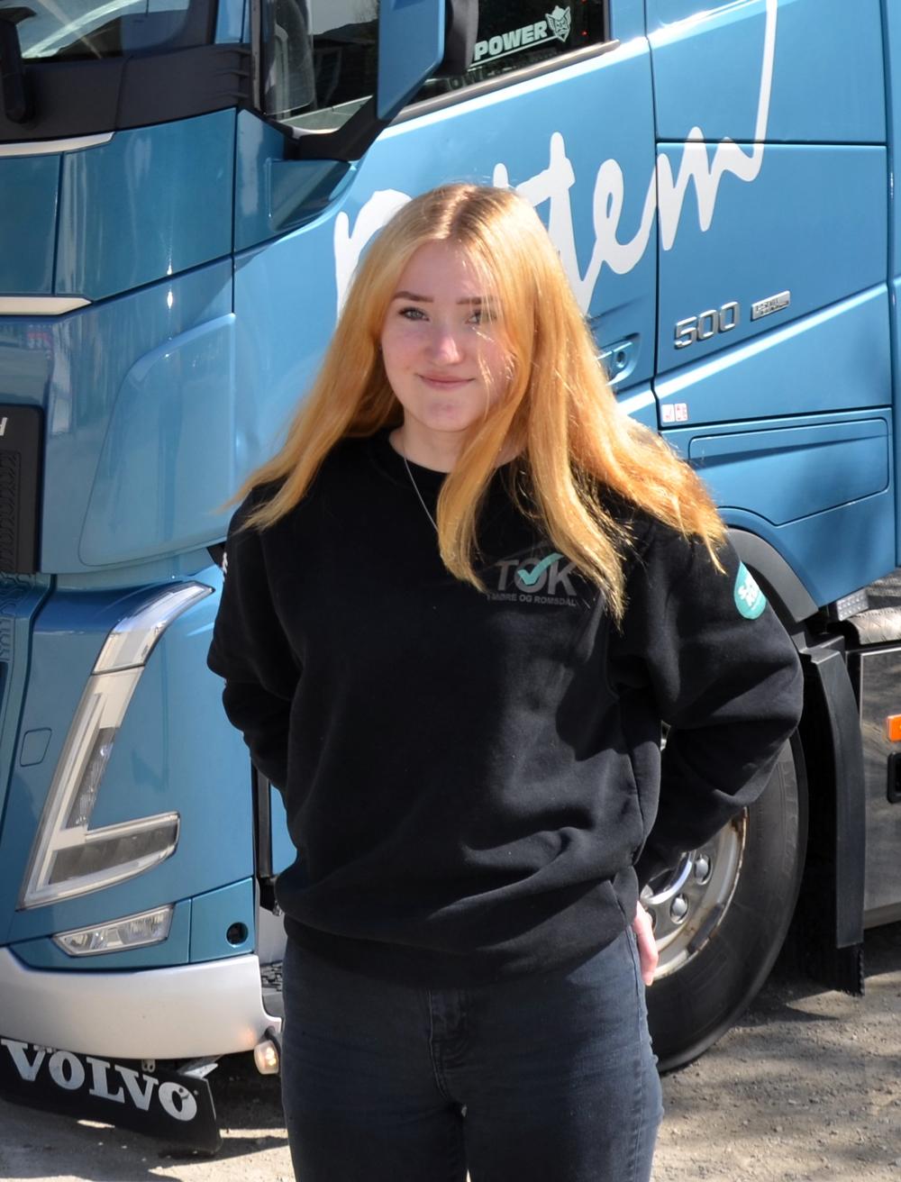 Fersk jente bak rattet: Julie Sallaup Langholm (18) fra Ottem Transport. Fersk jente bak rattet: Julie Sallaup Langholm (18) fra Ottem Transport.