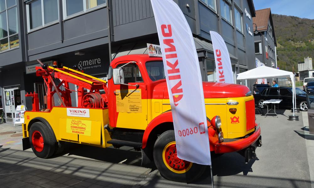 Denne 1954-modellen er en pensjonert bergingsbil som fortsatt er med rundt og kaster glans på arrangementer som dette. Langt fra elektrisk, men likevel en stilig maskot.  Denne 1954-modellen er en pensjonert bergingsbil som fortsatt er med rundt og kaster glans på arrangementer som dette. Langt fra elektrisk, men likevel en stilig maskot.