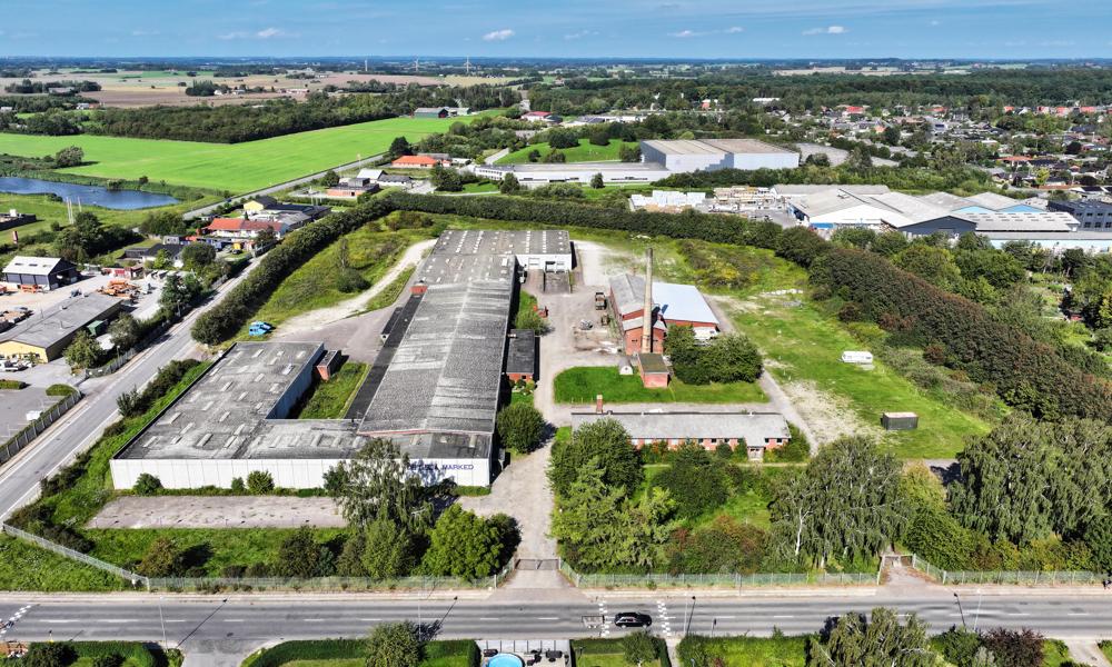 Grunden i Haslev, hvor Velkomn opfører sit første projekt. har indtil for nylig huset 'Det Blå Marked', som betegens Skandinaviens største indendørs kræmmermarked. Grunden i Haslev, hvor Velkomn opfører sit første projekt. har indtil for nylig huset 'Det Blå Marked', som betegens Skandinaviens største indendørs kræmmermarked.