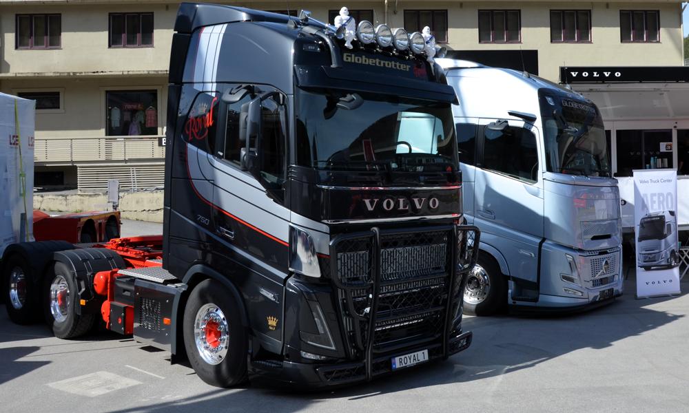 Den svarte bilen i fremkant er ikke drivstoff-økonomisk, med sine påmonterte Michelin-gubber, lykter og solskjerm.  Den svarte bilen i fremkant er ikke drivstoff-økonomisk, med sine påmonterte Michelin-gubber, lykter og solskjerm.