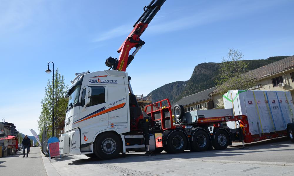 Denne tipper ikke så lett fremover: Legg merke til boksen foran på kranbilen. I den sitter det et hydraulisk støttebein, som må bestilles allerede når chassis produseres, siden det sitter fast langt bakover i konstruksjonen. Denne tipper ikke så lett fremover: Legg merke til boksen foran på kranbilen. I den sitter det et hydraulisk støttebein, som må bestilles allerede når chassis produseres, siden det sitter fast langt bakover i konstruksjonen.