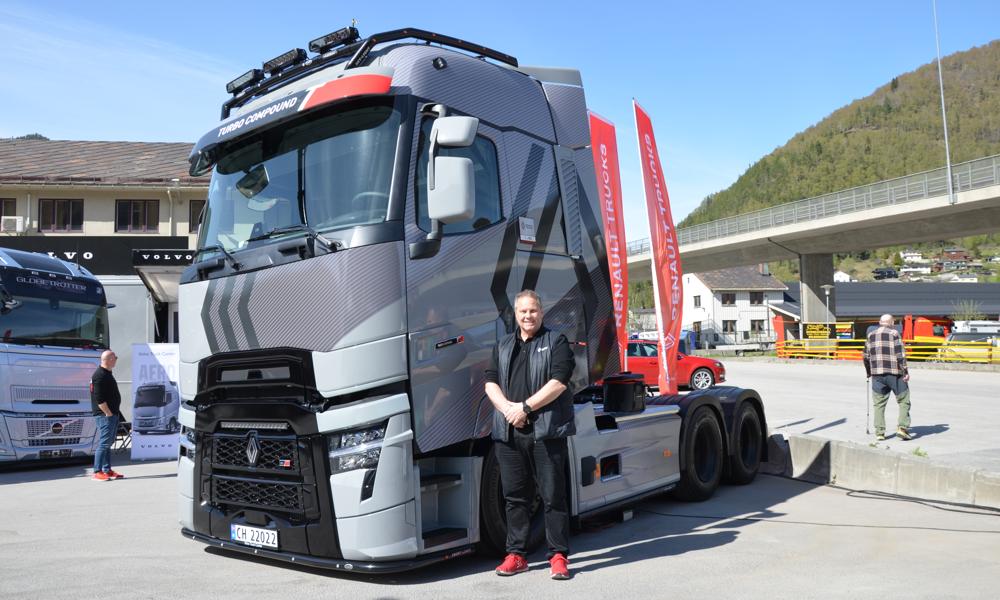 Jørn Enersen er salgskonsulent ved Volvo Truckcenter på Lillehammer. Enersen har en ambisjon om å få flest mulig til å prøve den nye Renaulten. Jørn Enersen er salgskonsulent ved Volvo Truckcenter på Lillehammer. Enersen har en ambisjon om å få flest mulig til å prøve den nye Renaulten.
