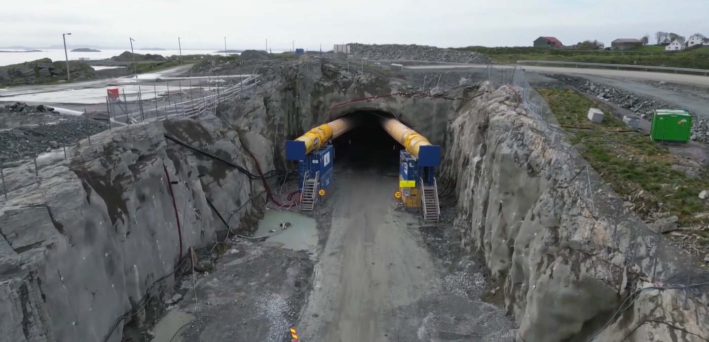 Rogfast E02: Nå er Kvitsøy-tunnelen asfaltert, prøvekjørt og filmet