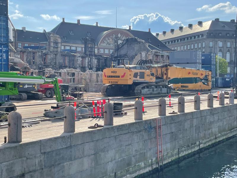 Oprydnings- og stabiliseringsarbejdet ved den delvist nedbrændte Børsen er i gang den 8. maj 2024. Oprydnings- og stabiliseringsarbejdet ved den delvist nedbrændte Børsen er i gang den 8. maj 2024.