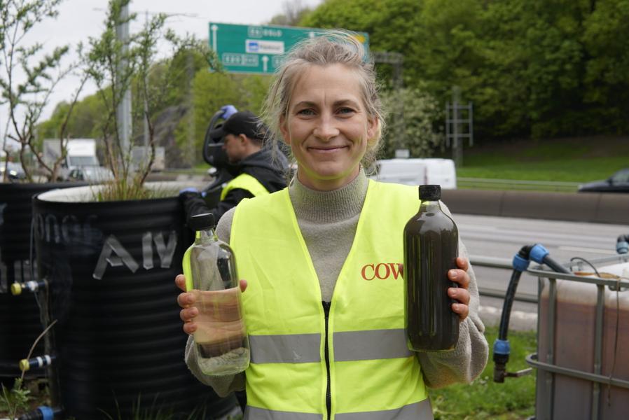 Kajsa Enhörning, projektledare på Cowi. Flaskan till höger visar hur dagvattnet ser ut när det kommer direkt från motorvägen, flaskan till vänster visar hur vattnet ser ut efter reningsprocessen. Kajsa Enhörning, projektledare på Cowi. Flaskan till höger visar hur dagvattnet ser ut när det kommer direkt från motorvägen, flaskan till vänster visar hur vattnet ser ut efter reningsprocessen.