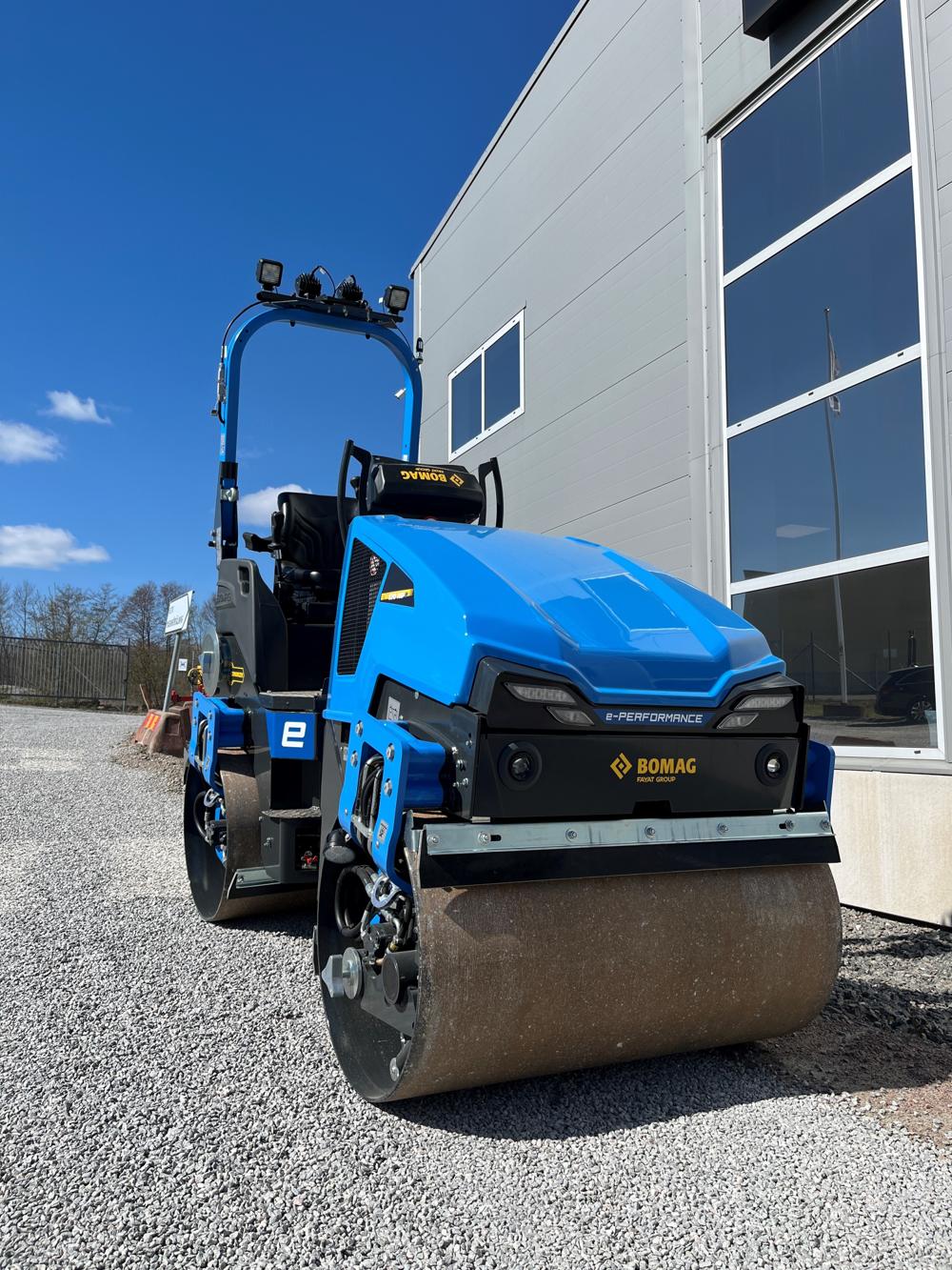 Blått från Bomag; elektriska välten BW120 ADe-5. Blått från Bomag; elektriska välten BW120 ADe-5.