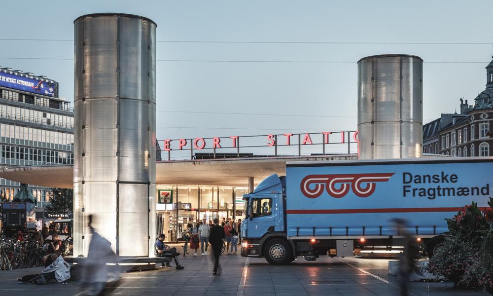 Danske Fragtmænd kommer overalt - både på landet og i byen. Danske Fragtmænd kommer overalt - både på landet og i byen.