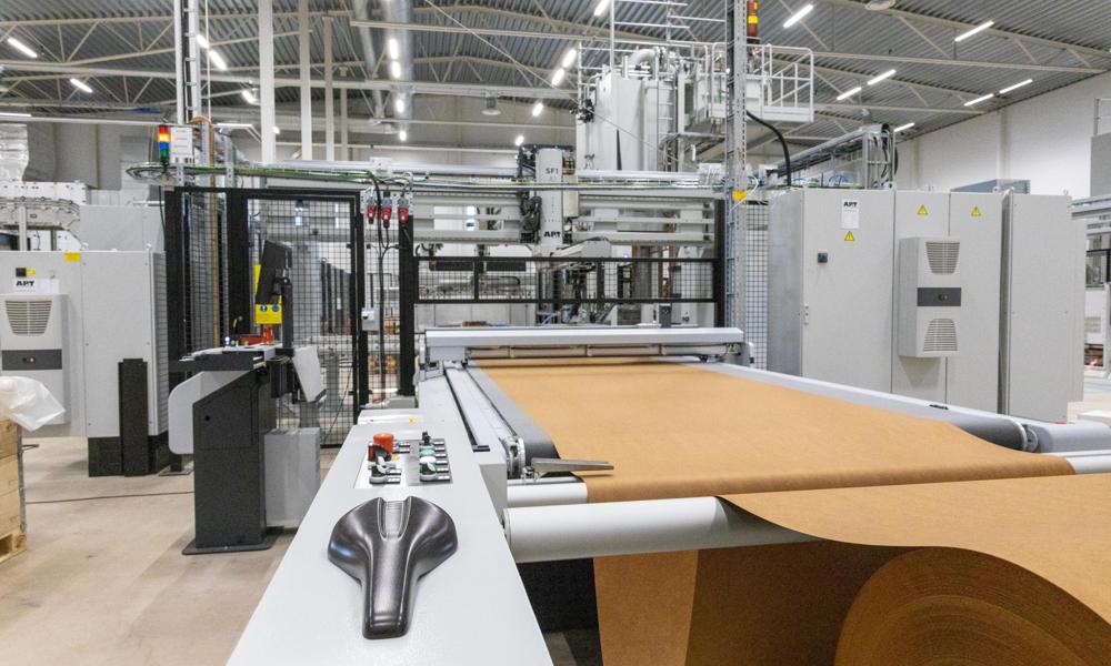 I fabriken i Tibro tillverkas materialet. I fabriken i Tibro tillverkas materialet.