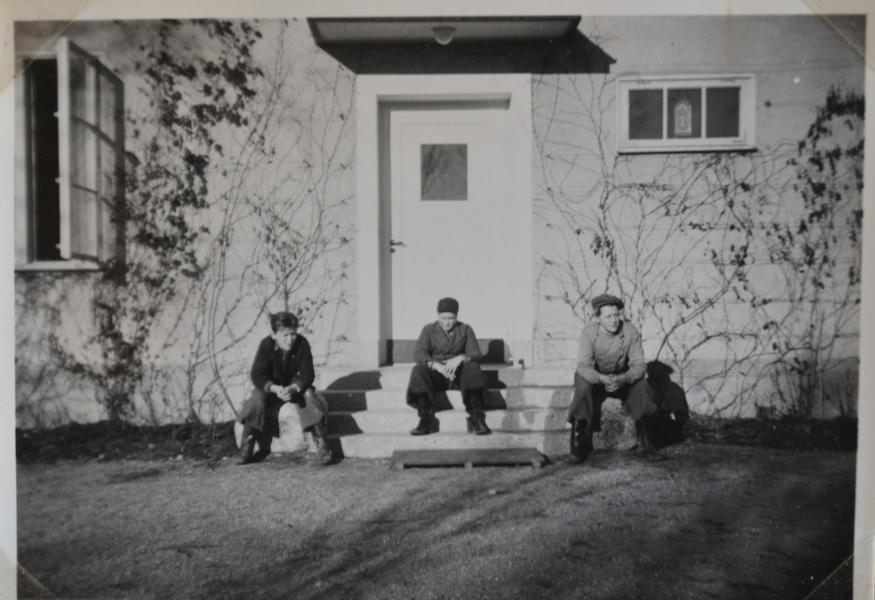 Torsten Wiesel and his brothers at Beckomberga Hospital, where their father was the chief psychiatrist. Torsten Wiesel and his brothers at Beckomberga Hospital, where their father was the chief psychiatrist.