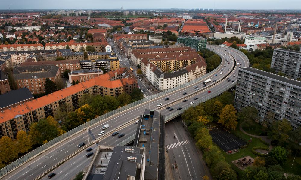 AKB Lundtoftegade ligger klos op ad Bispeengbuen. Nederst til højre ses det gamle aktivitetsområde, der nu er under ombygning. AKB Lundtoftegade ligger klos op ad Bispeengbuen. Nederst til højre ses det gamle aktivitetsområde, der nu er under ombygning.