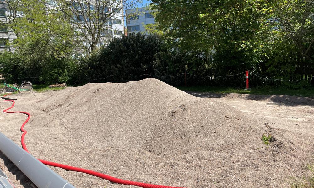 De omtrent 140 tons stabilgrus, Optimus Anlæg har skrabet sammen, ligger i en bunke og venter på at danne underlag for den nye boldbane. De omtrent 140 tons stabilgrus, Optimus Anlæg har skrabet sammen, ligger i en bunke og venter på at danne underlag for den nye boldbane.