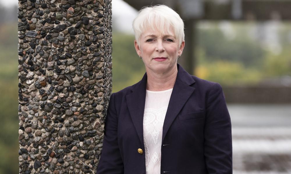 – Mange sagbruk melder om røde tall på bunnlinjen og vansker med å skaffe råvarer i form av tømmer. Samtidig sendes tømmer ut av landet til rekordhøye priser, og et prisnivå som ikke matcher det sviktende markedet i norsk byggenæringen, sier adm. direktør Heidi Finstad i Treindustrien. – Mange sagbruk melder om røde tall på bunnlinjen og vansker med å skaffe råvarer i form av tømmer. Samtidig sendes tømmer ut av landet til rekordhøye priser, og et prisnivå som ikke matcher det sviktende markedet i norsk byggenæringen, sier adm. direktør Heidi Finstad i Treindustrien.