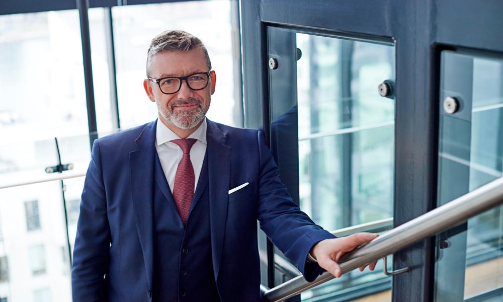 - Ved at sætte strøm til to af vores Femern-færger kommer vi i et hug langt nærmere vores målsætning om at gøre ruten direkte emissionsfri i 2030, siger Scandlines COO Michael Guldmann Petersen. - Ved at sætte strøm til to af vores Femern-færger kommer vi i et hug langt nærmere vores målsætning om at gøre ruten direkte emissionsfri i 2030, siger Scandlines COO Michael Guldmann Petersen.